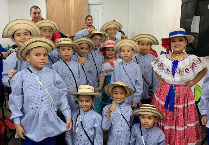 Los pequeñines, de Proyecciones Ritmos y Tradiciones, demostraron que lo suyo es el zapateo y despliegue de talento en cuanto a danzas folklóricas se refiere. Fueron muy aplaudidos, filmados y fotografiados durante el espectáculo. Foto: Cortesía.
