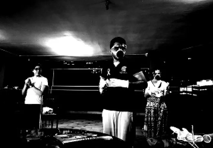 Escena de " Manual para: Pollos y Cerdos", de Arturo Wong Sagel, que estrenará el 14 de septiembre en el estudio multiuso del GECU. Foto: El Espejo roto.