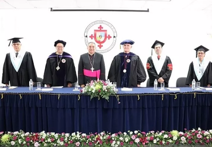 De izquierda a derecha: Prof. Eduardo Pasmiño, Vicerrector Administrativo; Rector Magnífico de la USMA, Ing. Juan Planells; S.E.R. Mons. José Domingo Ulloa, Arzobispo de Panamá y Gran Canciller de la USMA; Ing. Jorge Quijano, Administrador de la Autoridad del Canal de Panamá; Prof. Francisco Blanco, Vicerrector Académico y Prof. Fulvia Ocaña, Secretaria General. Foto: Cortesía USMA.