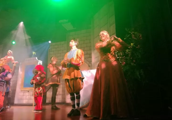 Diego Domínguez Vergara (al centro) tiene en su vida un lugar especial para el teatro. Actúa por segunda vez. Es en el musical "Blancanieves", en Teatro En Círculo. Foto: Cortesía.