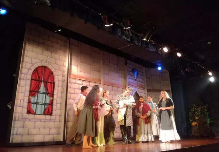 Diego Domínguez Vergara está muy agradecido por todos los consejos de grandes teatristas con los que comparte escenario en "Blancanieves", el musical, en Teatro En Círculo. Foto: Cortesía.