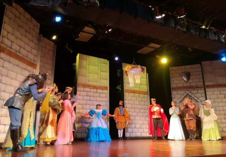 Otra de las escenas del famoso musical, donde tiene tres papeles Diego Domínguez Vergara. Foto: Cortesía.