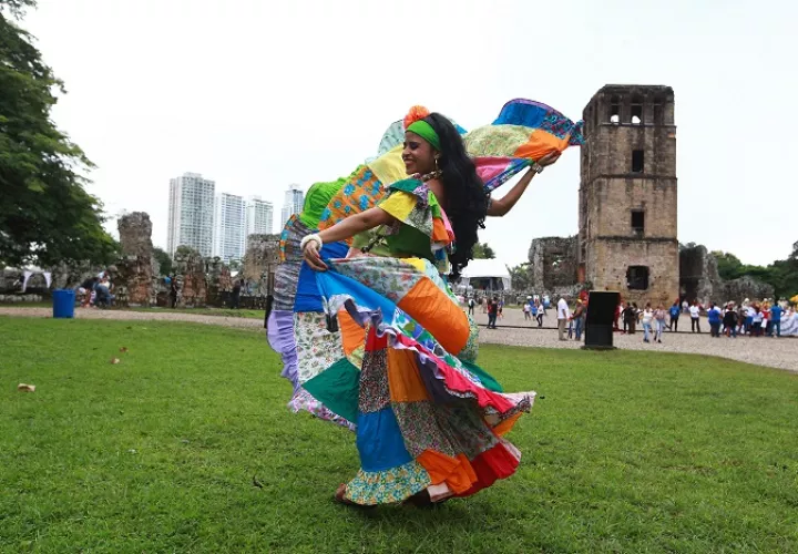 Donaire de la mujer panameña. Al fondo, la torre de Panamá Vieja. Sigue la celebración de los 500 años de Fundación de la Ciudad de Panamá. Foto: Anayansi Gamez.