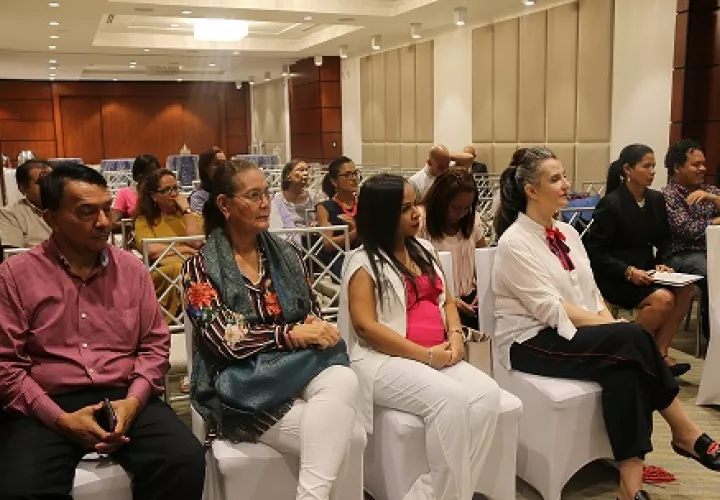 Entre el público había escritores, lectores, intelectuales, docentes... Foto: Cortesía Inac.