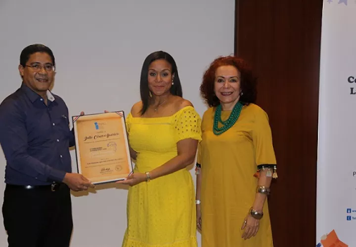 Acto de premiación. Julio César Aparicio, Janelle Davidson y Priscilla Delgado. Foto: Cortesía Inac.