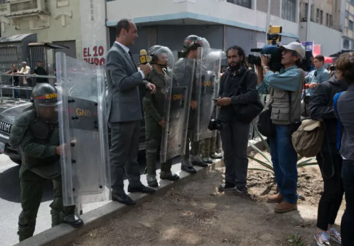 Miembros de la Guardia Nacional Bolivariana impiden el paso de periodistas a la Asamblea Nacional en Caracas. Foto: EFE.
