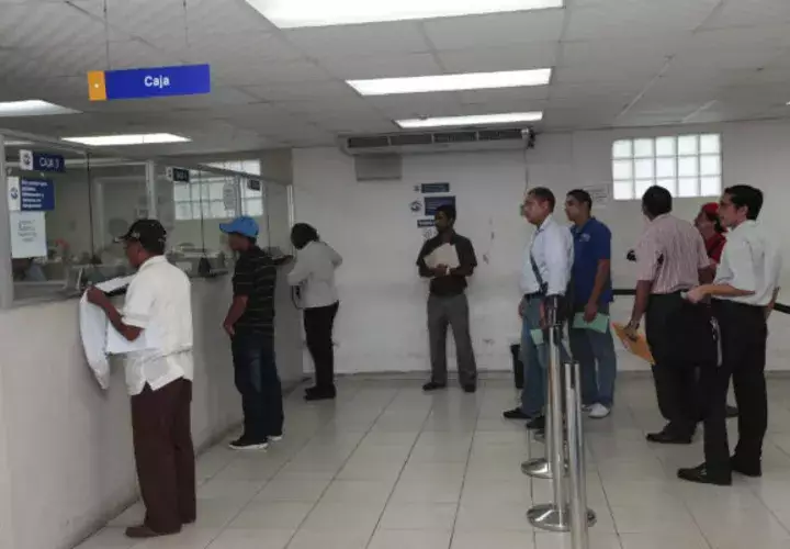 En los últimos días se han reportado largas filas para el pago de impuesto.