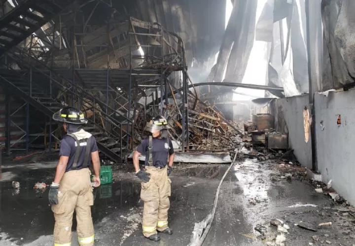 Los bomberos tuvieron una ardua labor. Foto de cortesía