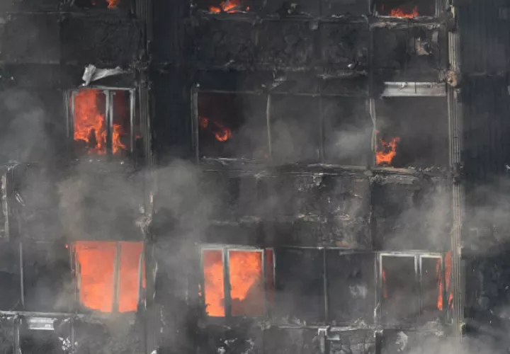 Tras el incendio, la primera ministra británica, Theresa May, fue criticada por haber visitado primero a los bomberos que trabajaron en el lugar y no haber acudido inmediatamente a reunirse con los residentes de la torre que quedaron sin vivienda.
