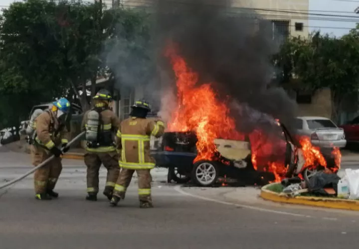 Bomberos sofocaron las llamas. Foto: Eric A. Montenegro.    