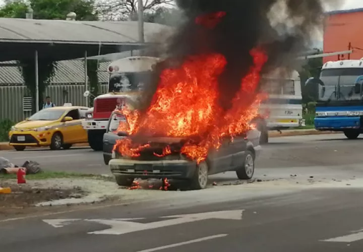El  conductor del auto salió ileso. Foto: Eric A. Montenegro.