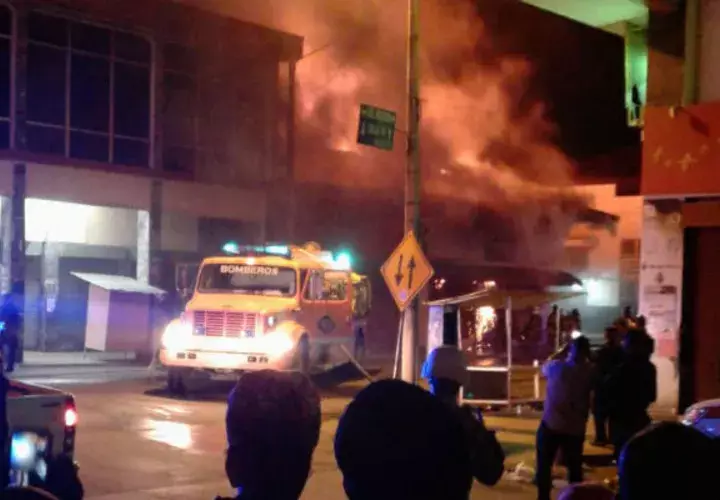 El fuego afectó un minisúper. Foto: Diómedes Sánchez. 