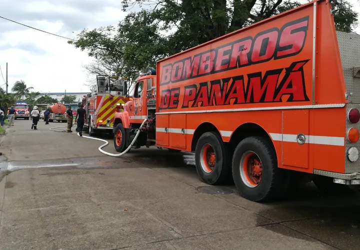 La Oficina de Seguridad de los Bomberos investiga el origen del siniestro. Foto: Diómedes Sánchez S. 