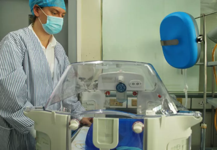 El hospital había decidido intentar prolongar el embarazo hasta las 32 semanas porque es el momento que marca la barrera entre los prematuros y los moderadamente prematuros, por lo que ya es "un bebé que genera menos preocupación".
