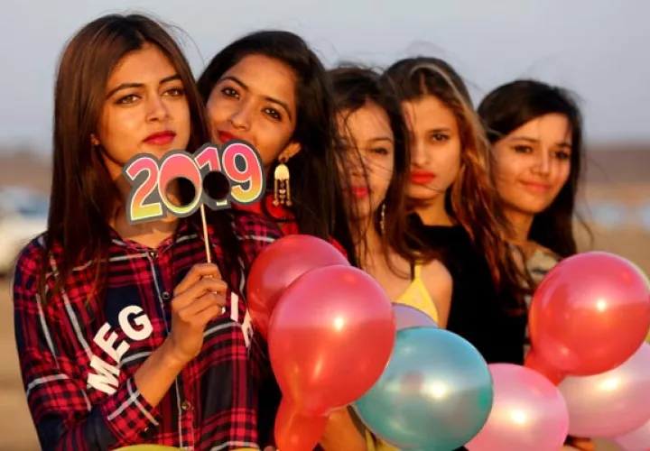 En la India un grupo de jóvenes celebran la llegada del 2019. FOTO/AP