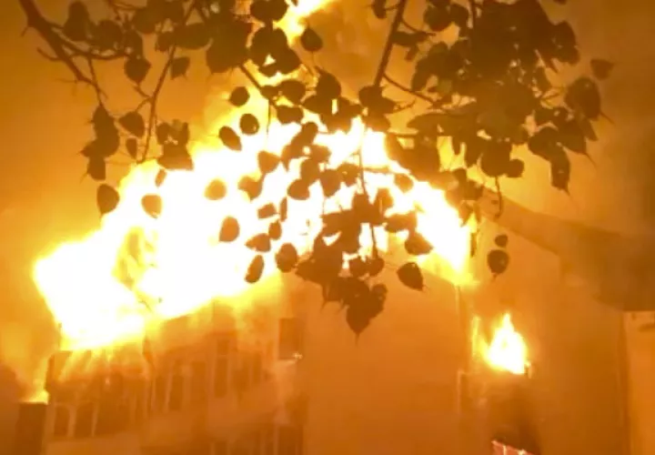 Según las autoridades, había una cocina improvisada no autorizada construida con láminas de fibra de vidrio. FOTO/AP