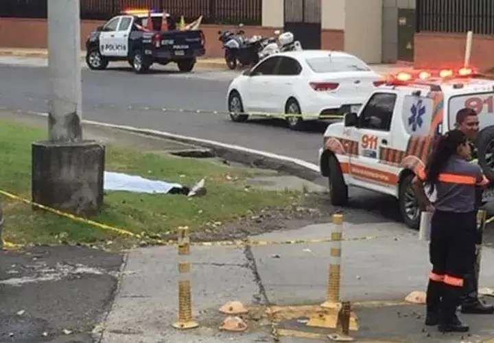 Riña de indigentes termina en tragedia; uno agarró a tijerazos a su contrincante. Foto: @TraficoCPanama.