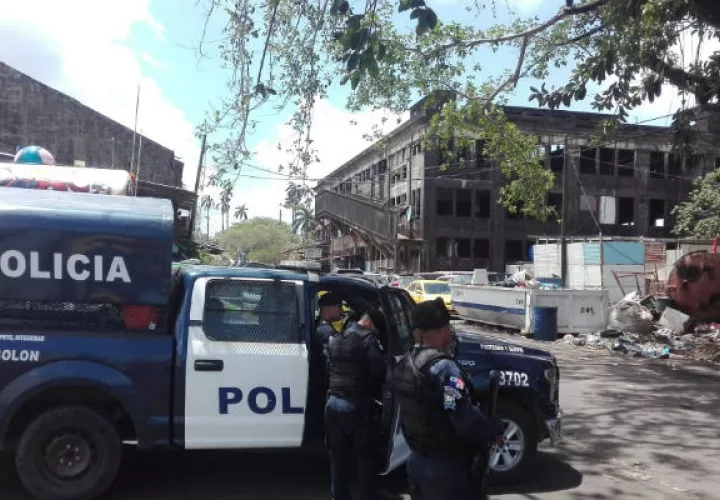 Policías en los predios donde falleció el indigente. Foto: D. Sánchez S. 