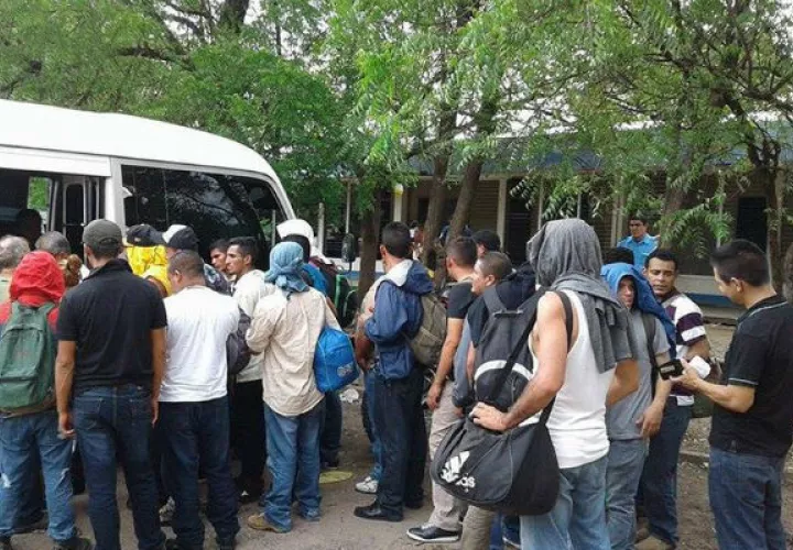 25 nicaragüenses querían entrar como peregrinos, pero fueron detenidos en Paso Canoas. Foto: Panamá América.