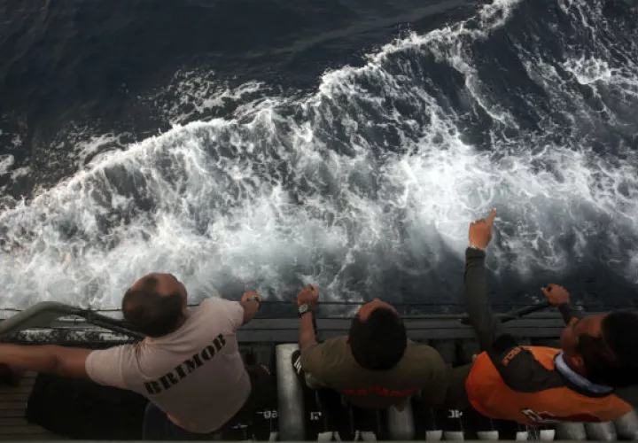 Los rescatistas exploran el horizonte durante una operación de búsqueda de las víctimas del accidente aéreo de Lion Air en Indonesia. AP