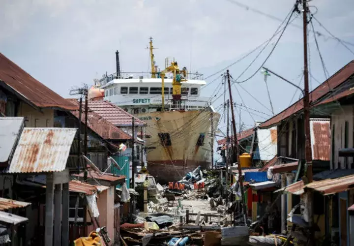 Más destrozos tras el terremoto y posterior tsunami en Indonesia. EFE 
