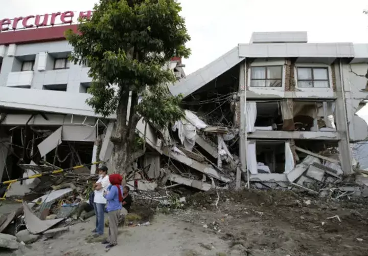 Un hotel muy dañado, después de un terremoto y tsunami que azotaron Palu, Sulawesi Central, Indonesia. AP
