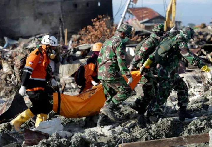 Los equipos de rescate retiran el cadáver de una víctima recuperada de entre los escombros por el terremoto y tsunami en Indonesia: EFE
