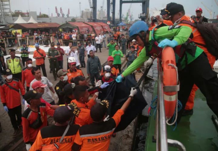 Miembros de los servicios de rescate recuperan restos del avión accidentado. EFE