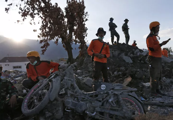 Indonesia se asienta sobre el llamado "Anillo de Fuego del Pacífico", un área de gran actividad sísmica y volcánica sacudida por unos 7,000 temblores al año, la mayoría moderados. FOTO/AP