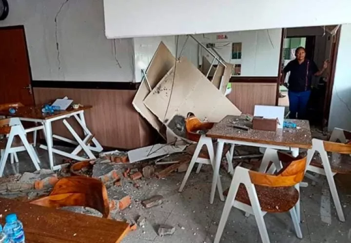 Una mujer inspecciona los daños después de un terremoto en Ambon, provincia de Maluku, Indonesia. FOTO/AP
