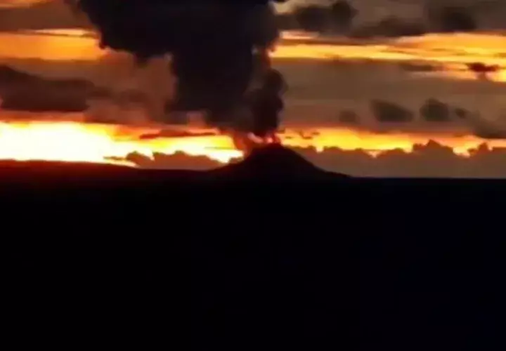 Se informó que la erupción del volcán Krakatau causó el tsunami. Foto/Twitter/ Sutopo Purwo Nugroho/@Sutopo_PN