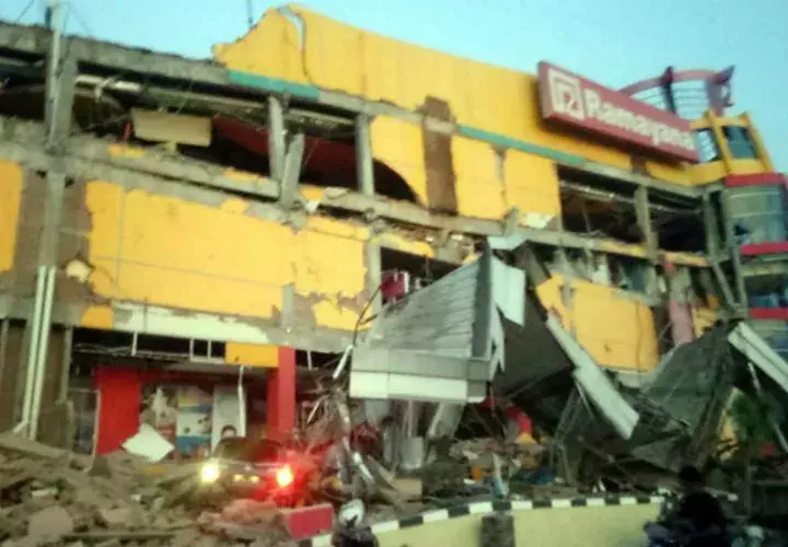 Un edificio derrumbado tras el terremoto de magnitud 7,5 que sacudió lndonesia. EFE