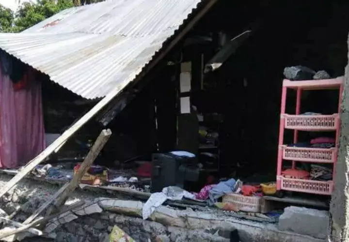  Vista de los escombros de una casa tras el sismo de magnitud 7,5 en Indonesia. EFE