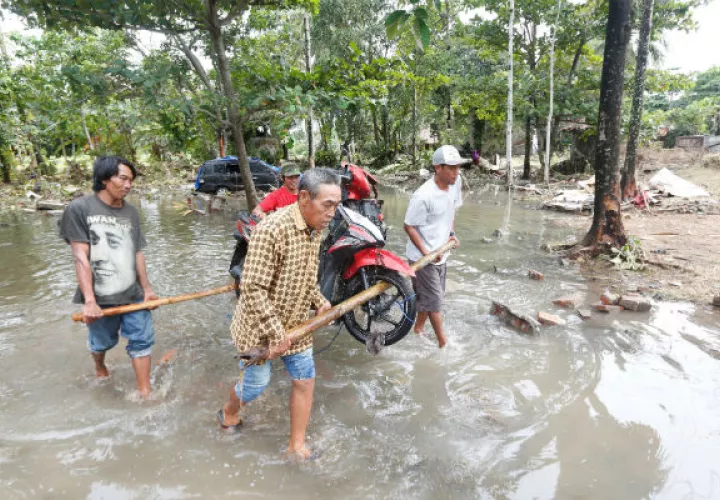 Vecinos recogen escombros en una de las áreas devastadas por el tsunami en Sunda Strait en Carita, Banten, Indonesia. EFE