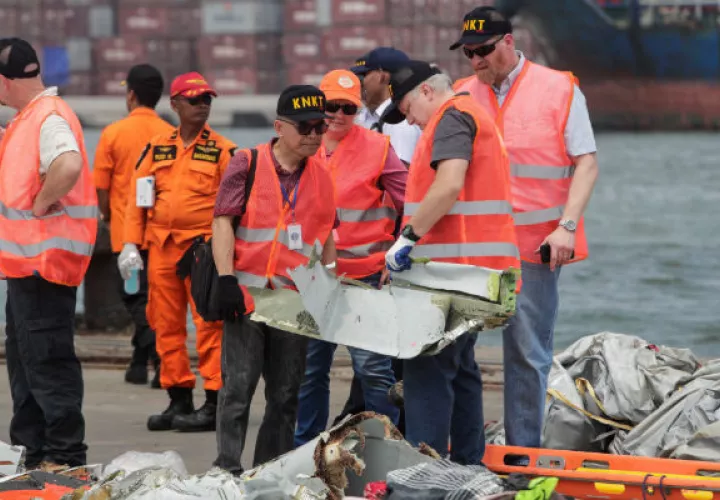Las labores de la agencia indonesia de búsqueda y rescate (Basarnas) y el ejército se han visto dificultadas por las fuertes corrientes y la escasa visibilidad en las aguas.