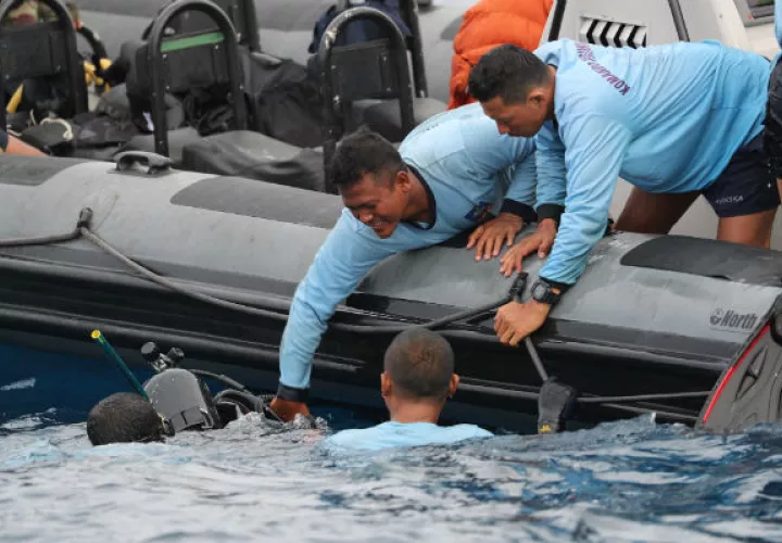 Busos de la marina recuperan restos del avión en el mar de Java. Foto: EFE.