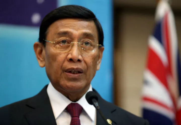 Wiranto, de 72 años y que como muchos indonesios utiliza un solo nombre, y el agente fueron llevados al hospital público del distrito de Pandeglang, en la provincia de Banten, indicó a Efe el portavoz de la Policía Nacional, Dedi Prasetyo.