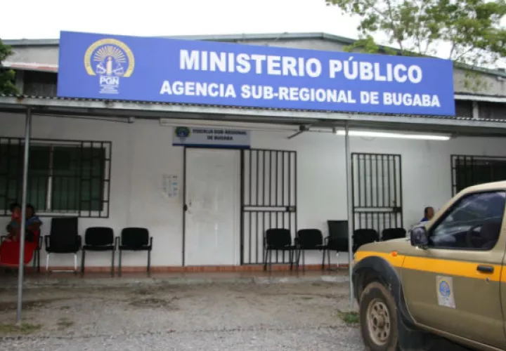 Abuela y nieto en la agencia del Ministerio Público en Bugaba. Foto: Mayra Madrid. 
