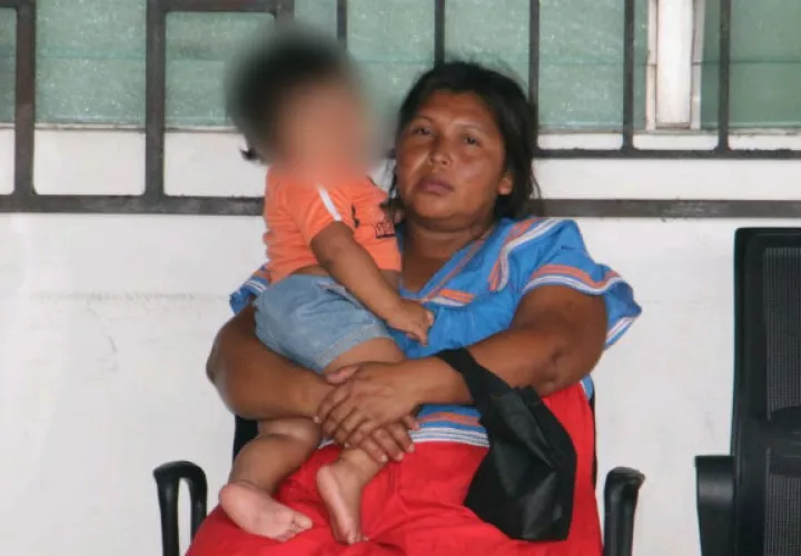 Abuela y nieto en la agencia del Ministerio Público en Bugaba. Foto: Mayra Madrid. 