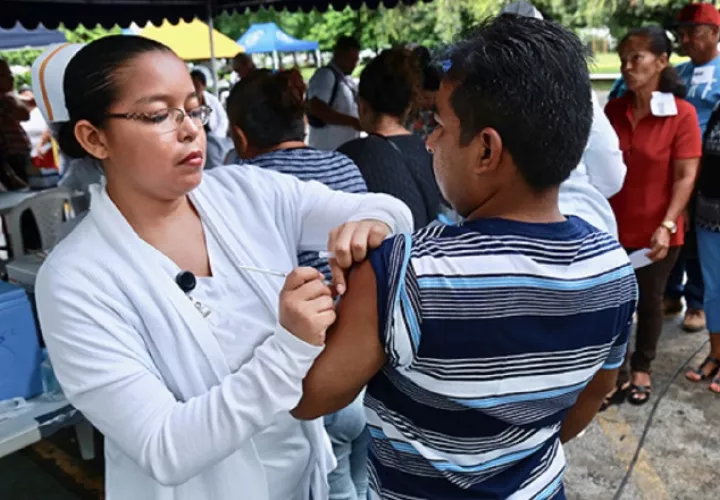 La vacuna contra la influenza debe colocarse todos los años.