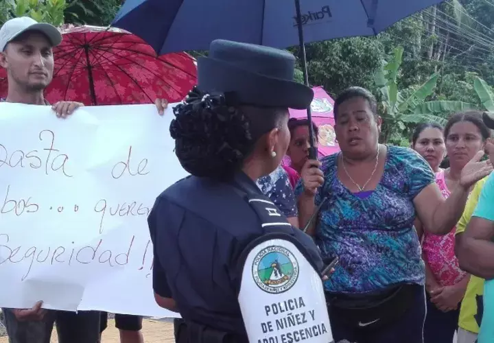 Padres de familia del centro de Educación Básica General Vista Bella, en Arraiján, exigen mayor vigilancia y un celador. /Foto Eric Montenegro 