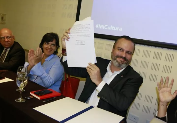 Gabriel González, viceministro de Cultura  firmó el memorando que crea la comisión.