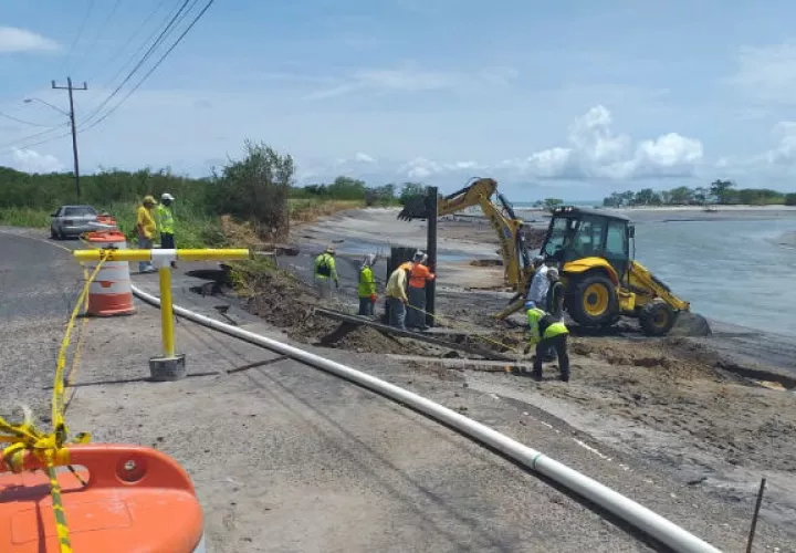 Trabajos en Punta Chame para proteger la vía. Foto: Eric A. Montenegro.