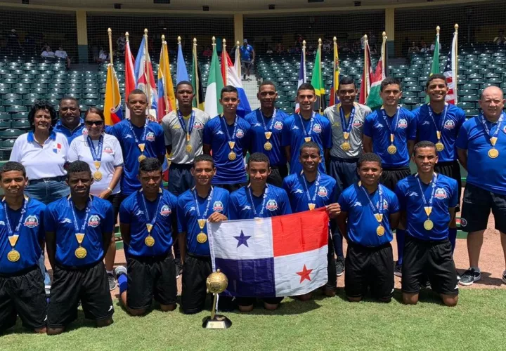El Instituto Comercial Panamá posa con la Copa Disney. 