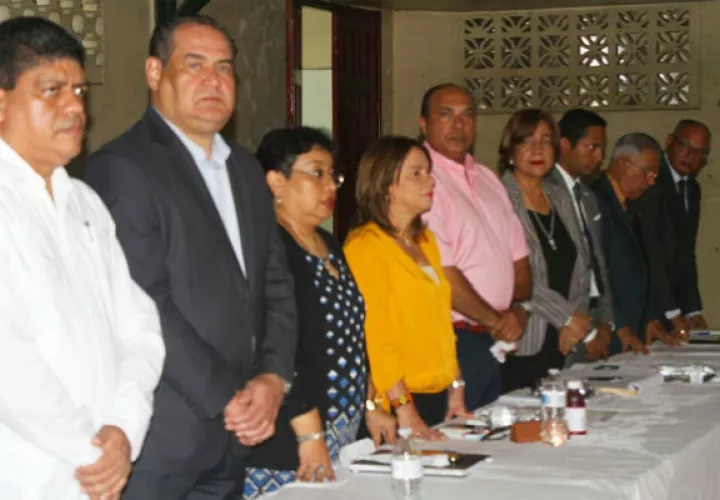 Reunión entre docentes y la ministra de Educación Maruja Gorday de Villalobos.