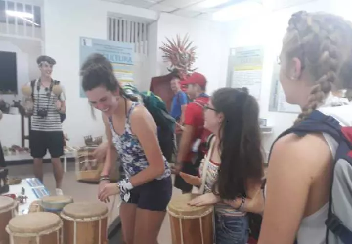  Los peregrinos tuvieron la oportunidad de observar e interactuar con la caja, el tambor, la churuca, que son instrumentos de la música típica panameña y del traje nacional.