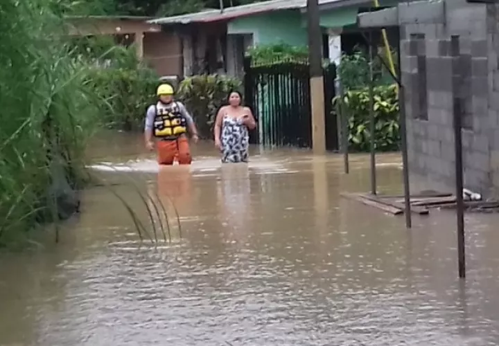 Se espera que las secuelas de la onda tropical se mantengan hasta hoy, por lo que las autoridades recomiendan a la población estar alerta a los llamados de prevención y tratar de no ir a ríos y playas en estos días.