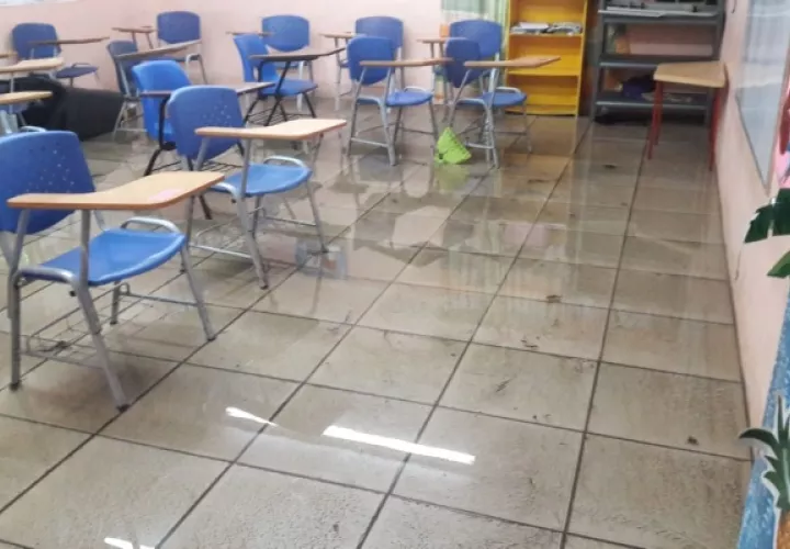 Varios salones del centro educativo Instituto Guadalupano, quedaron llenos de agua. Foto/José Vásquez