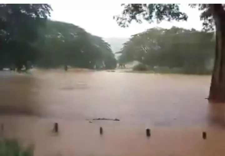 Debido a las fuertes lluvias se desbordó la quebrada del Río Tonosí. Foto/Sinaproc