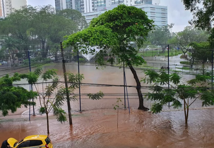 Gran parte de la capital queda inundada; Sinaproc emite aviso de tormentas. Fotos: Redes sociales.